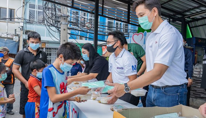 สามบอสใหญ่กลุ่มทรู ลงพื้นที่ปันอิ่มร่วมมอบอาหารกล่องแก่ชุมชน...ส่งใจนำทีมเคียงคู่สู้โควิด