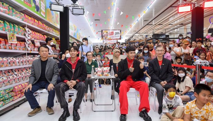 แฟนคลับวัยรุ่นฟันน้ำนม ร่วมกิจกรรมสุดเอ็กซ์คลูซีฟ ในงาน Tasto Devil Battle x Paper Planes