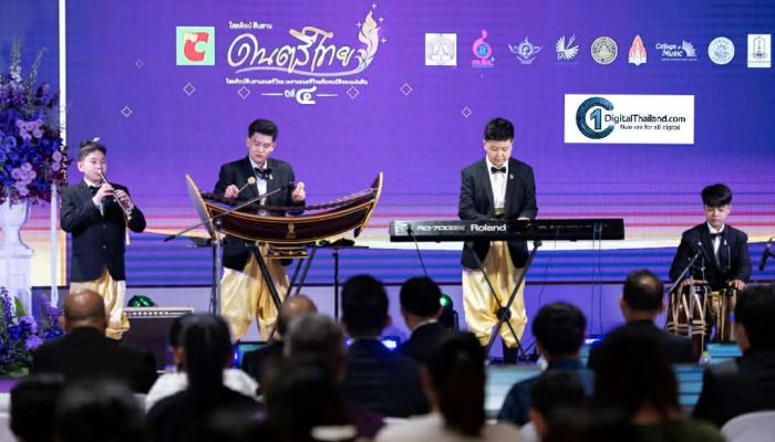 บิ๊กซี จัดประกวดโครงการ 'บิ๊กซี ดนตรีไทย' ปีที่ 4 เฉลิมพระเกียรติ เนื่องในโอกาสทรงเจริญพระชนมายุ 70 พรรษา สมเด็จพระกนิษฐาธิราชเจ้า กรมสมเด็จพระเทพรัตนราชสุดา ฯ สยามบรมราชกุมารี รอบชิง 12 ถ้วยพระราชทาน