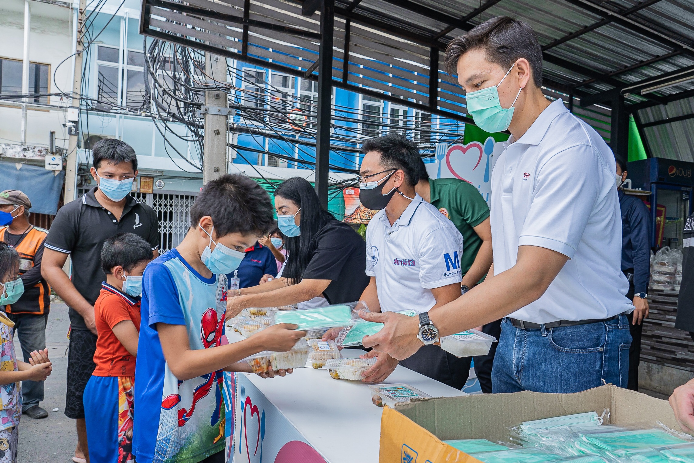 สามบอสใหญ่กลุ่มทรู ลงพื้นที่ปันอิ่มร่วมมอบอาหารกล่องแก่ชุมชน...ส่งใจนำทีมเคียงคู่สู้โควิด