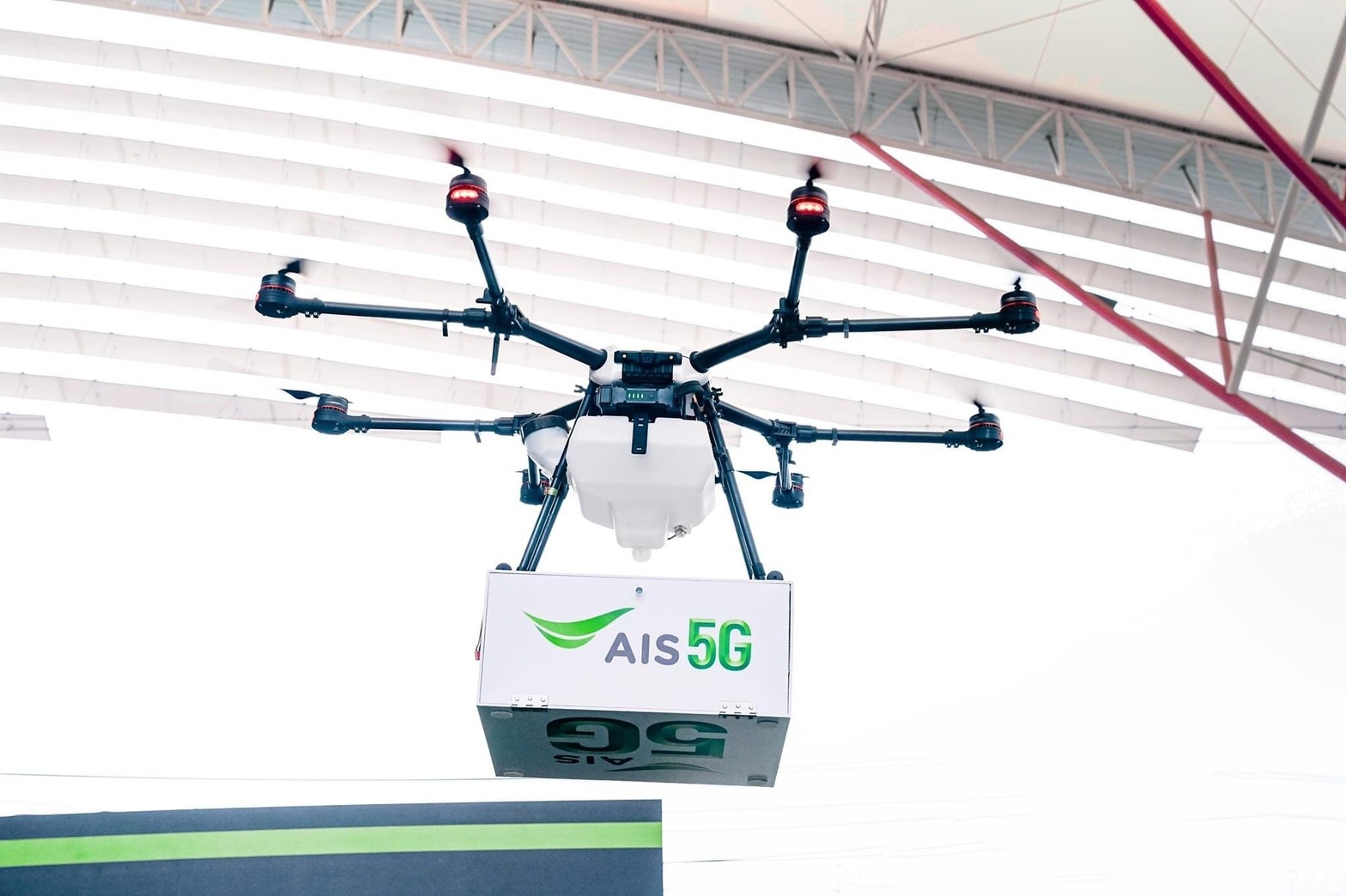 AIS 5G iPhone on the go ขนทัพหุ่นยนต์สุนัข K9 พร้อมโดรนลำเลียง ร่วมภารกิจส่งมอบ iPhone 13 ตอกย้ำที่ 1 ตัวจริง ยกระดับบริการที่ปลอดภัยที่สุด ล้ำที่สุด เพื่อสิ่งที่ดีที่สุดสำหรับลูกค้า