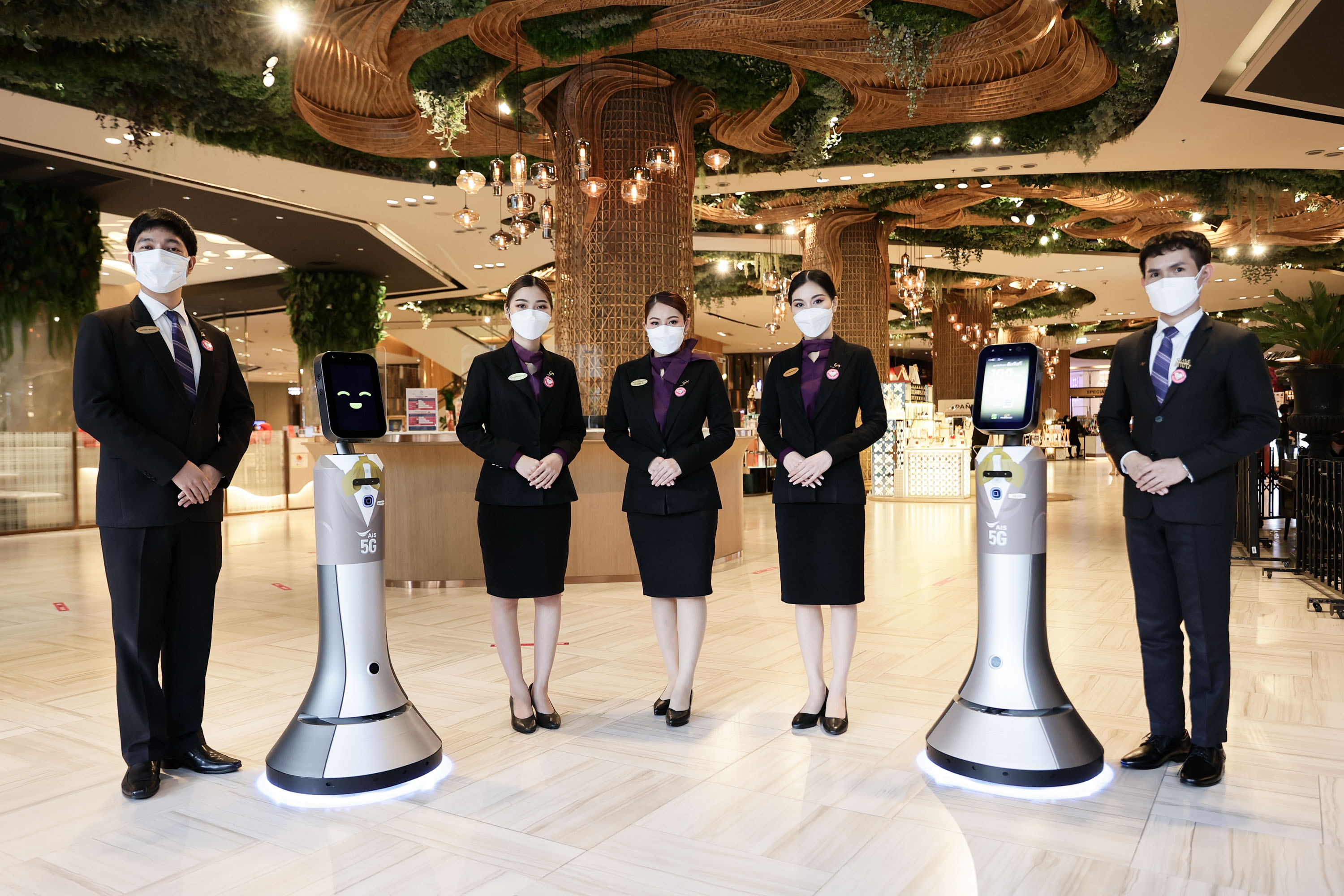 AIS แท็คทีม สยามพารากอน และ TKK ขนทัพหุ่นยนต์ Robot Smart Retail  มอบประสบการณ์เหนือขั้น ตอบรับวิถีใหม่ของโลก Retailogy   