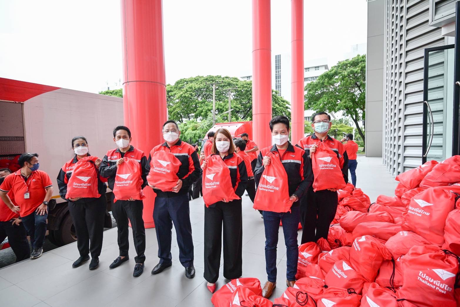 ดีอีเอส ร่วมกับ ไปรษณีย์ไทยส่งถุงยังชีพ 3,000 ถุง ช่วยเหลือผู้ประสบอุทกภัยในเขตพื้นที่กรุงเทพฯ 