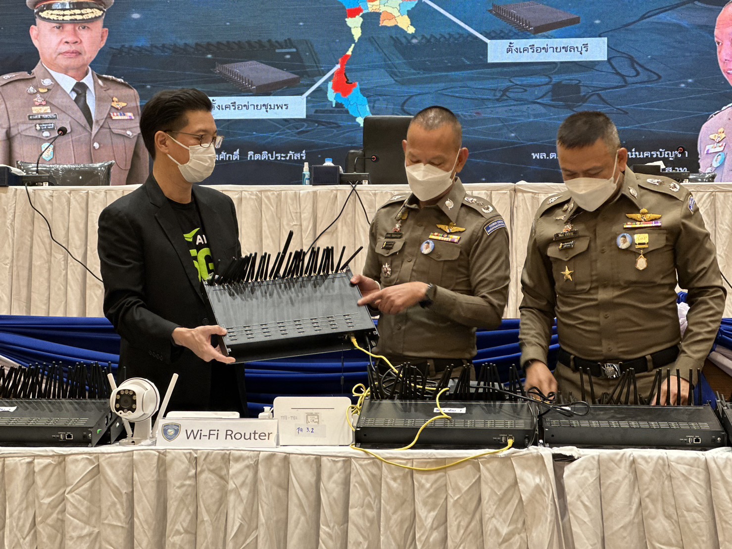 ตำรวจไซเบอร์ - เอไอเอส เดินหน้า จับกุมแก๊งค์คอลเซ็นเตอร์ ต่อเนื่อง ยึดเครื่อง GSM Gateways (Simbox) ล่าสุด แหล่งกบดานที่ จ.ชุมพร 