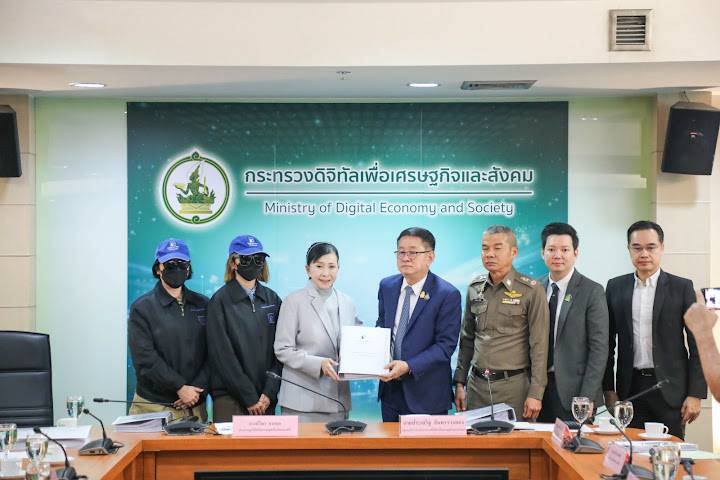 รมว.ดีอี ให้ความมั่นใจปราบอาชญากรรมออนไลน์ หลังปวีณาพาเหยื่อถูกหลอกร่วมลงทุนเทรดหุ้นเข้าพบ สูญเงิน 91 ล้านบาท